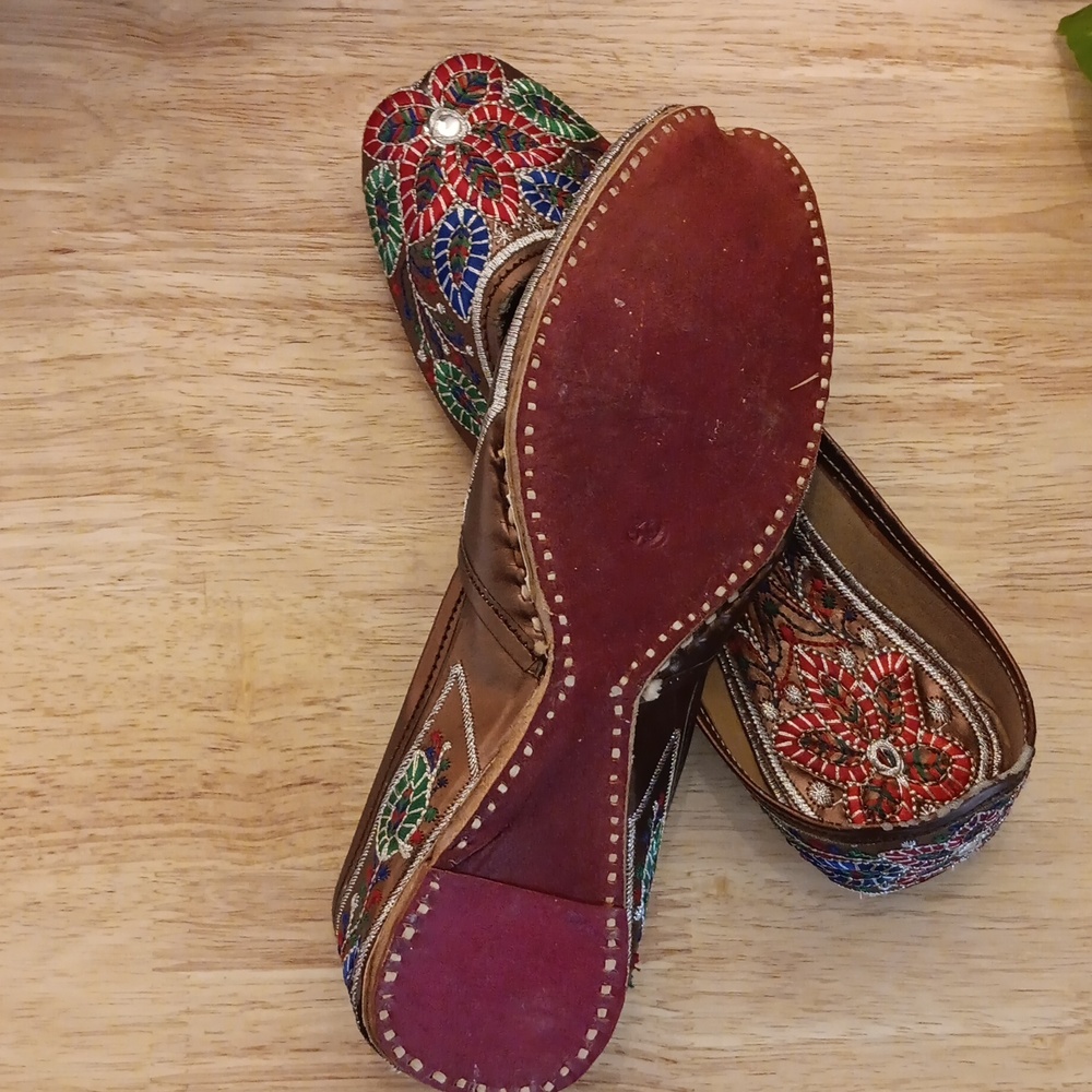 Embroidered Jutti - Picture 3 of 9